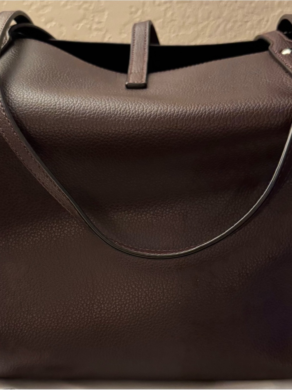 COACH Polished Pebble Leather Market Tote in Oxblood with Turnlock Strap - Picture 3 of 6